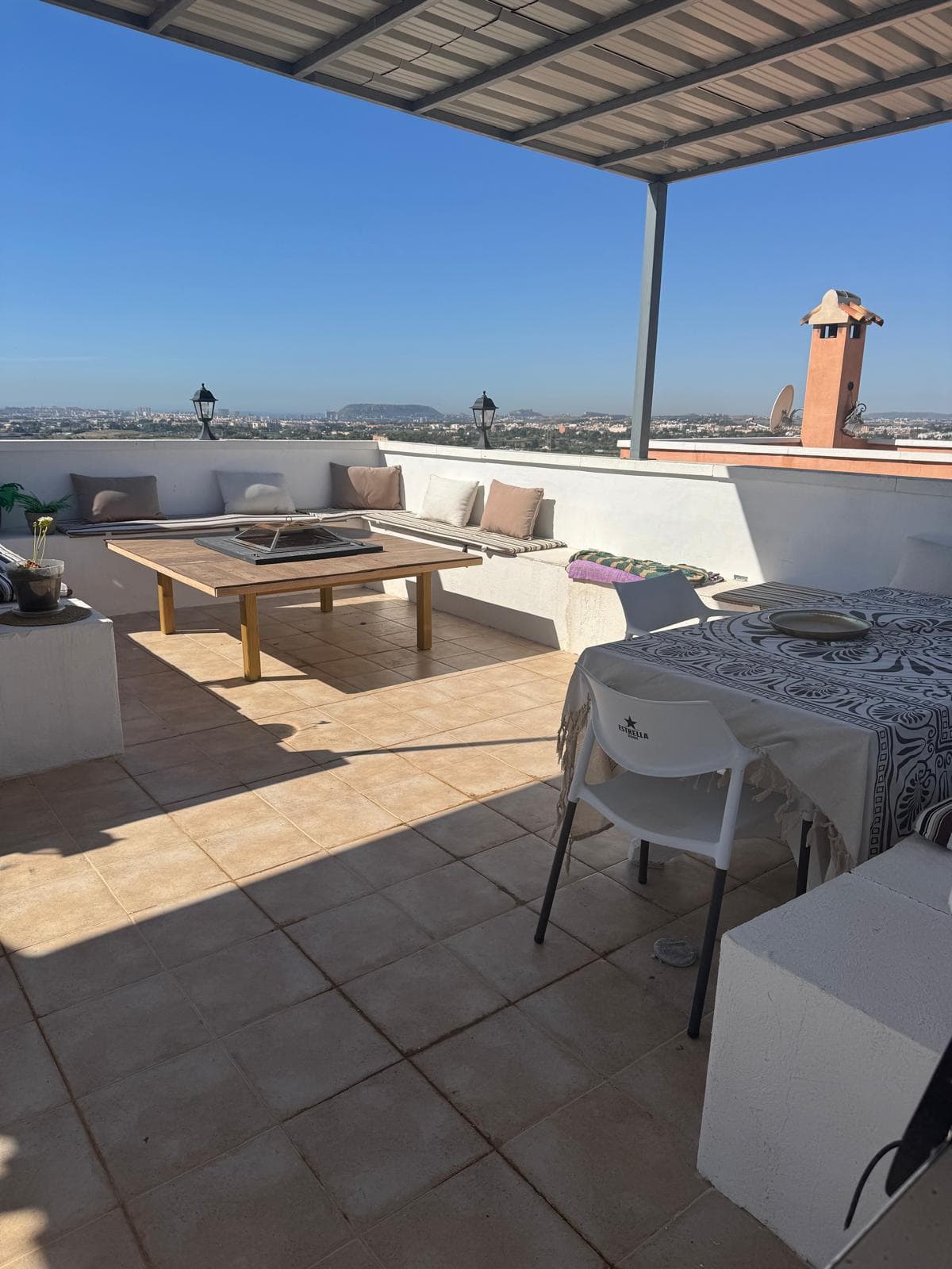 Terrasse principale avec barbecue et espace repas couvert