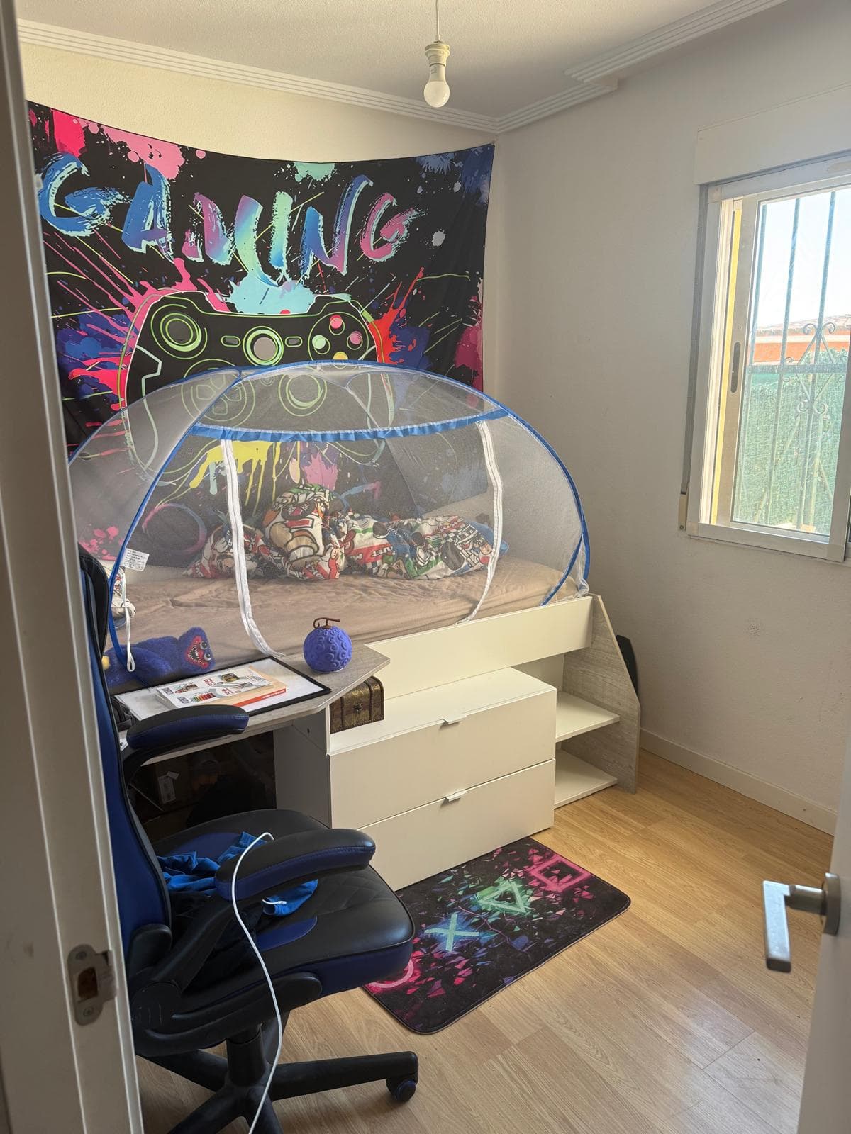 Chambre enfant avec lit et bureau