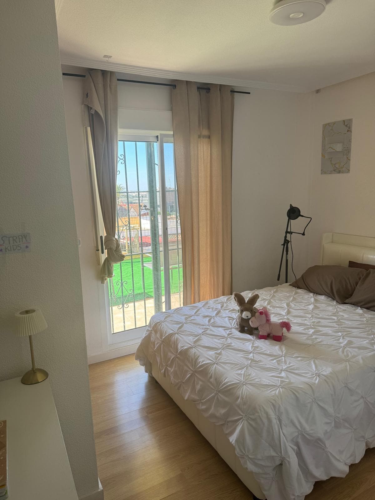 Chambre lumineuse avec lit double et accès extérieur