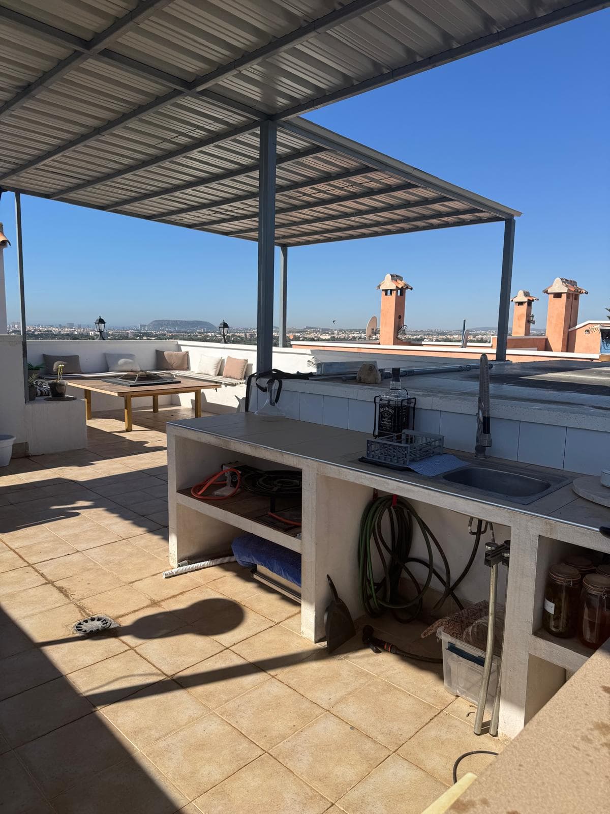 Terrasse équipée avec barbecue et pergola