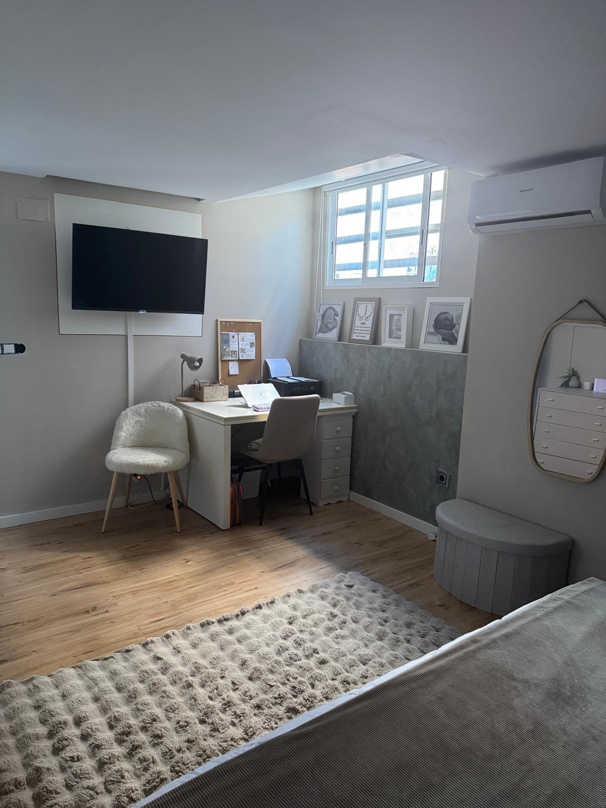 Pièce polyvalente avec bureau et lumière naturelle