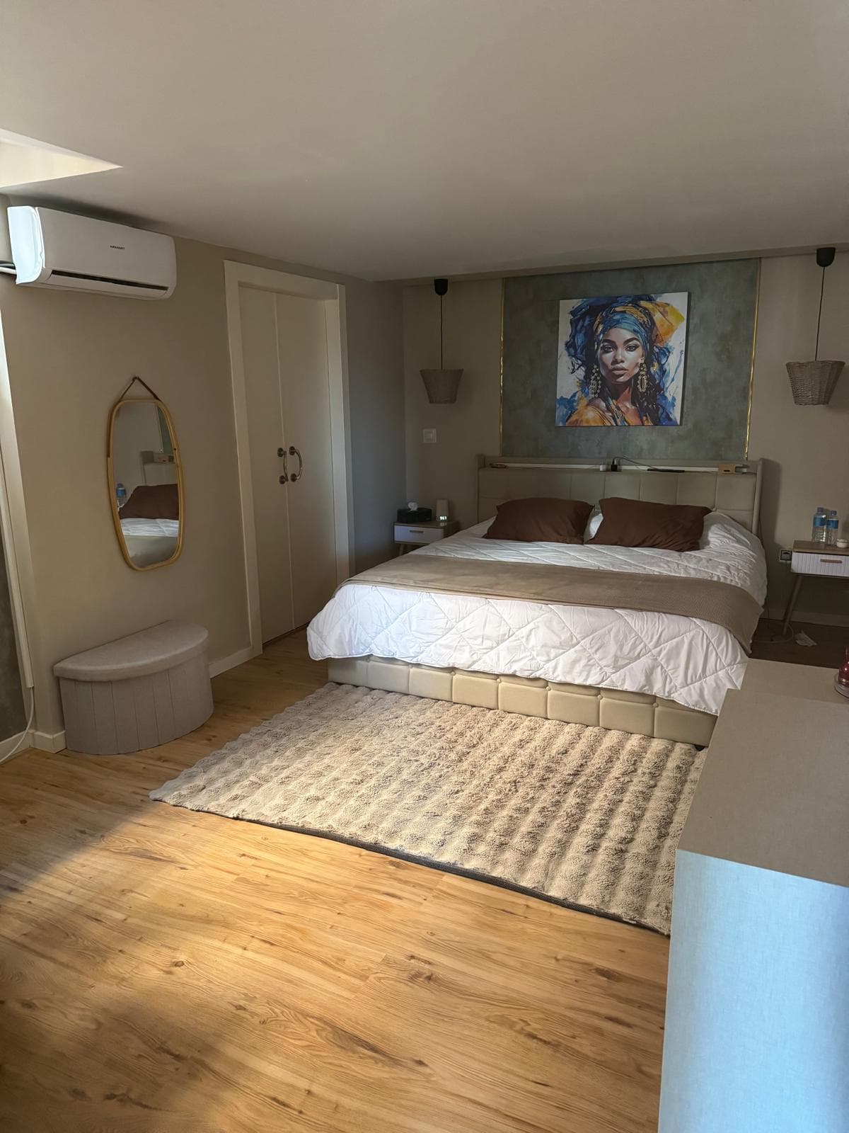 Chambre principale avec parquet et lumière naturelle