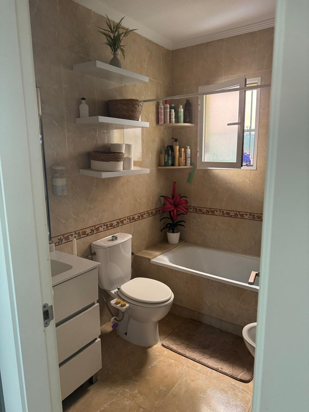 Salle de bain avec baignoire et fenêtre