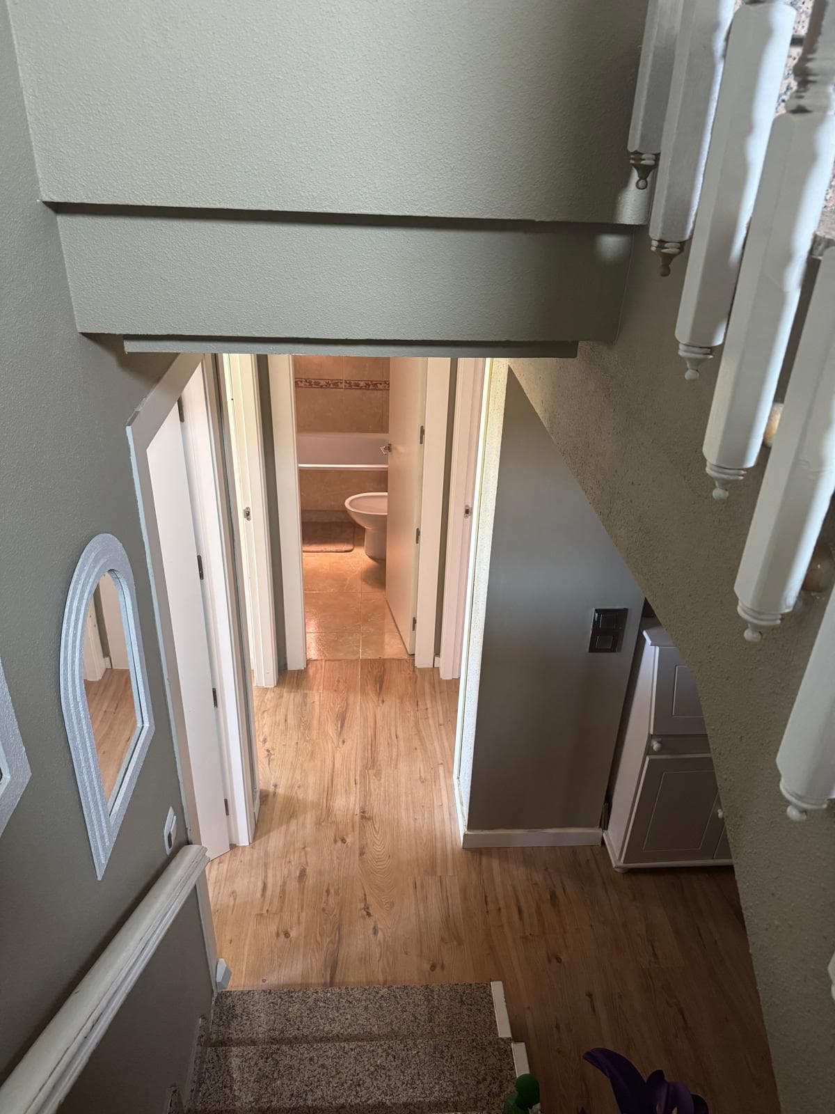 Couloir et escalier desservant les niveaux de la maison