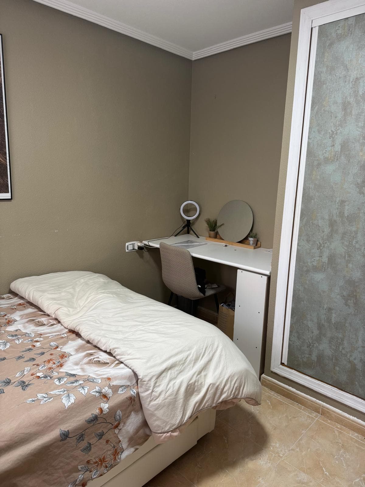 Chambre simple avec fenêtre et rangements