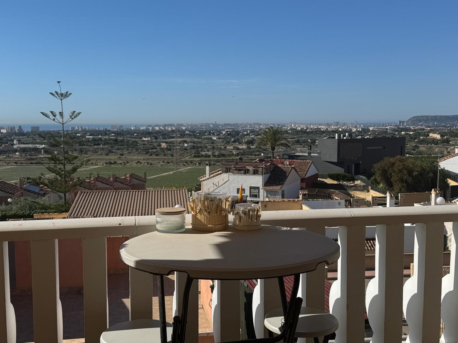 Balcon avec table et vue dégagée vers la mer à Bonalba-Cotoveta
