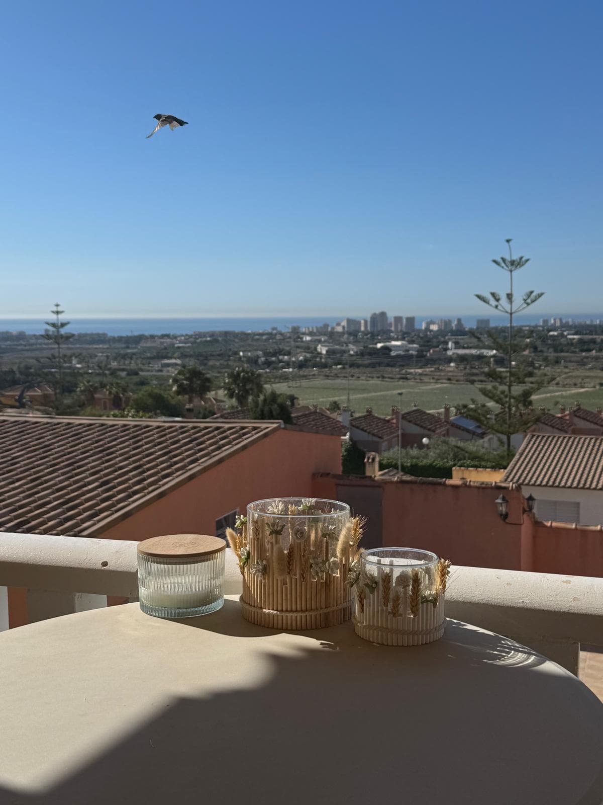 Table de balcon avec vue mer et ciel dégagé