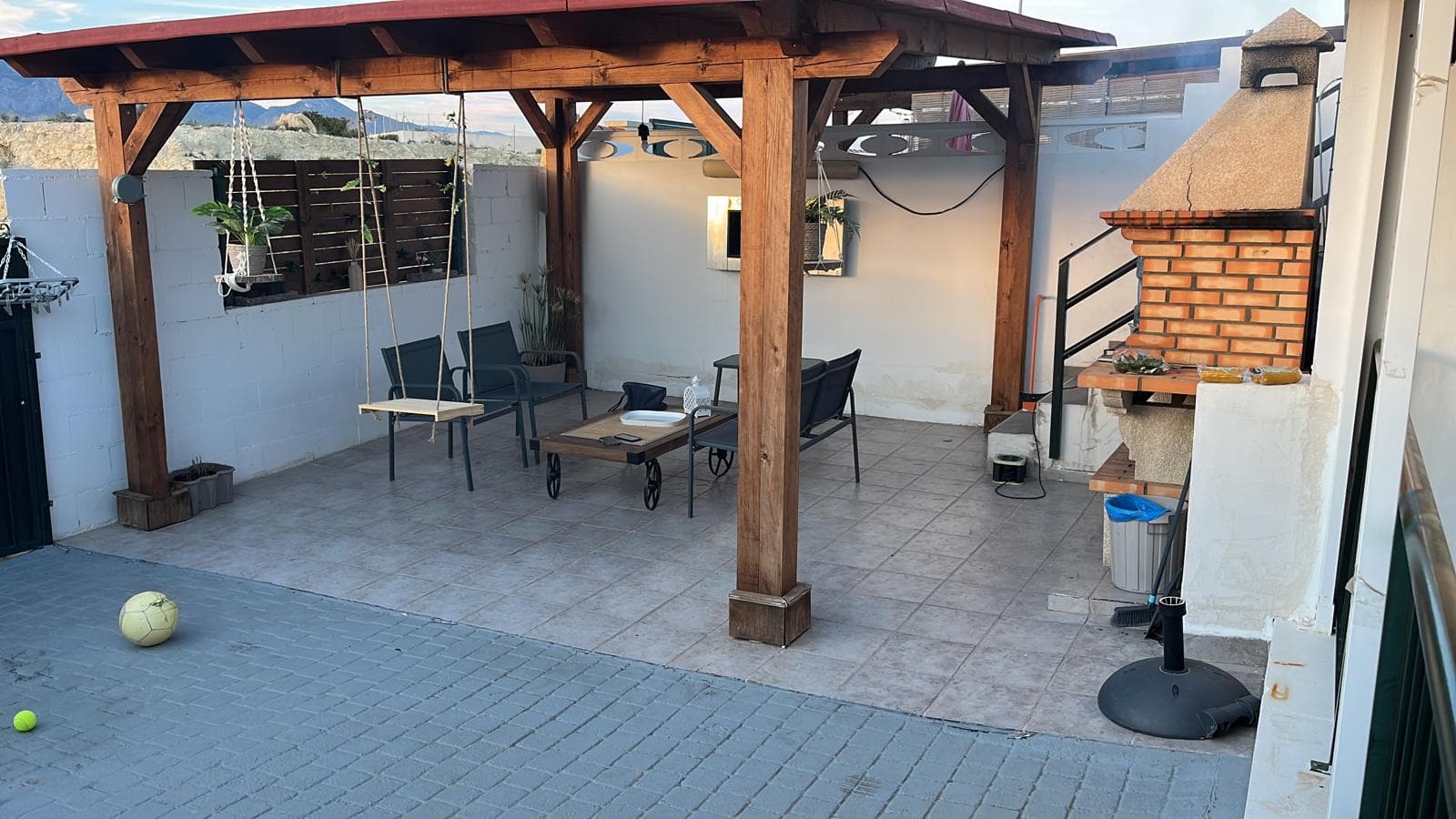 Patio extérieur avec pergola et salle à manger extérieure
