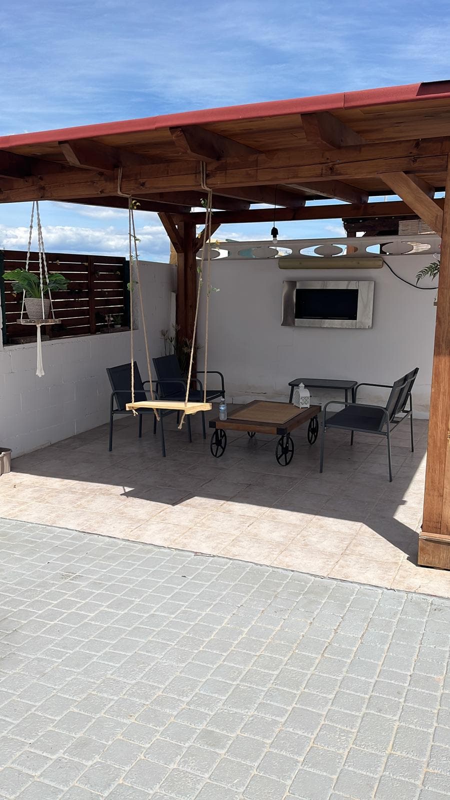 Espace extérieur couvert avec pergola en bois